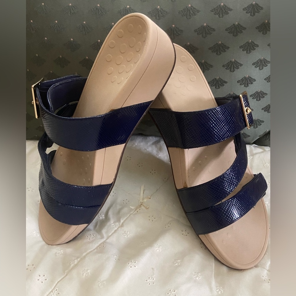 Vionic Rio Lizard navy blue slip on sandal.